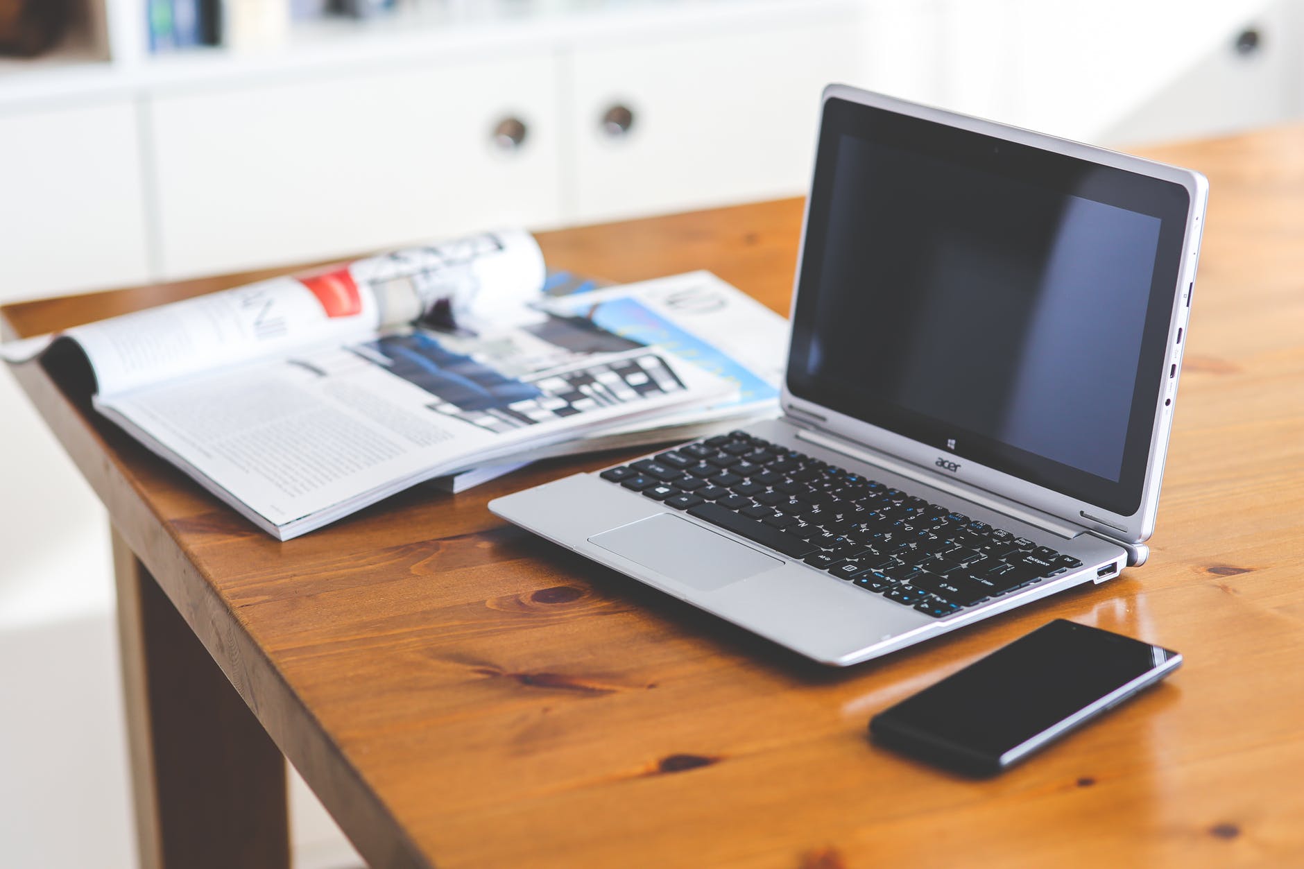 smartphone-desk-laptop-technology